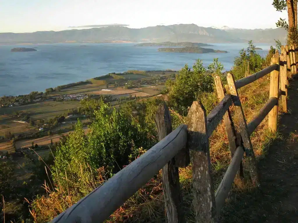 1280px Lago Ranco