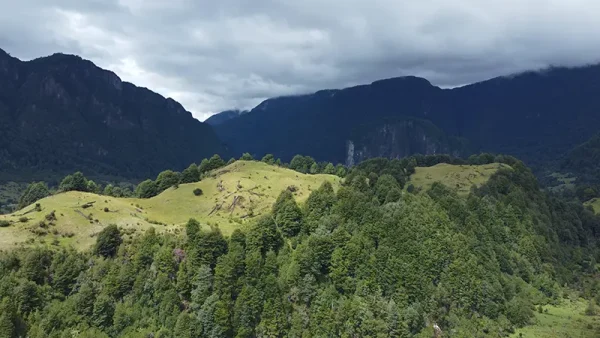 Countryside in Aysén - Coyhaique and Puerto Aysén - Los Torreones, Aysén Region - Image 9